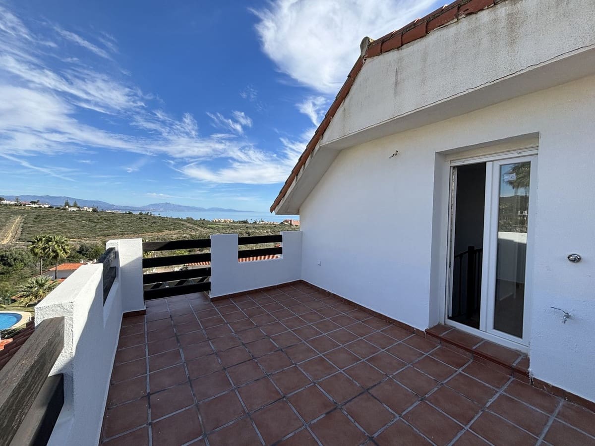3 bedroom Apartment for sale in La Duquesa / Puerto de la Duquesa with pool - € 398,000 (Ref: 9972066)