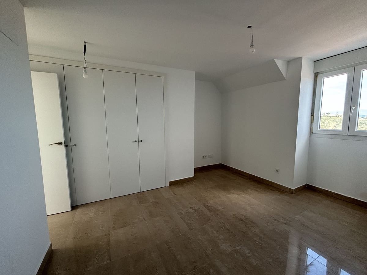 3 bedroom Apartment for sale in La Duquesa / Puerto de la Duquesa with pool - € 398,000 (Ref: 9972066)