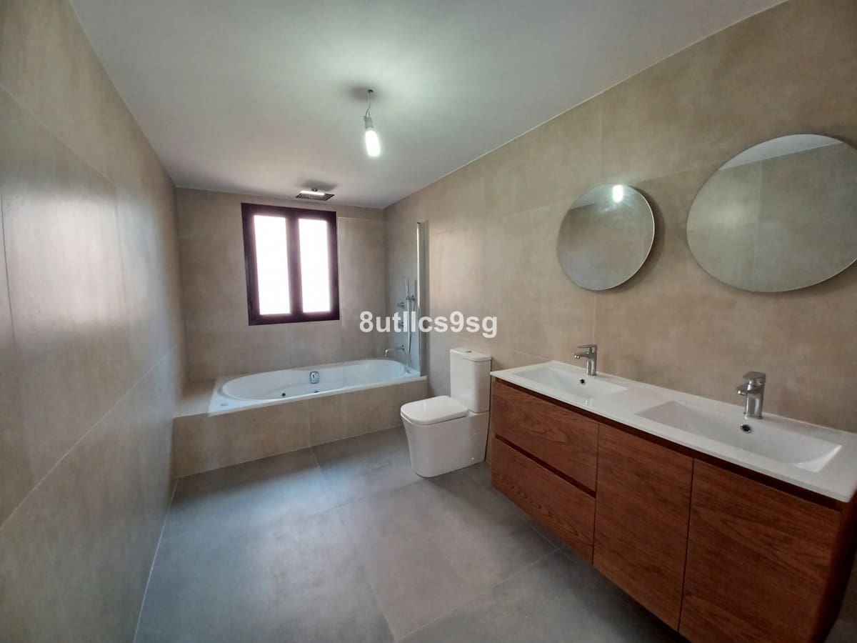 3 bedroom Apartment for sale in Benahavis with pool - € 415,000 (Ref: 9972089)