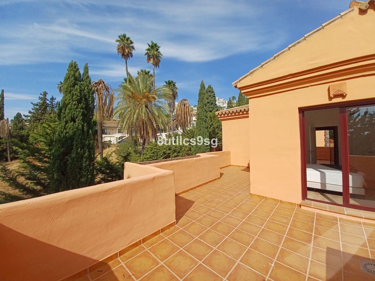 3 bedroom Apartment for sale in Benahavis with pool - € 415,000 (Ref: 9972089)