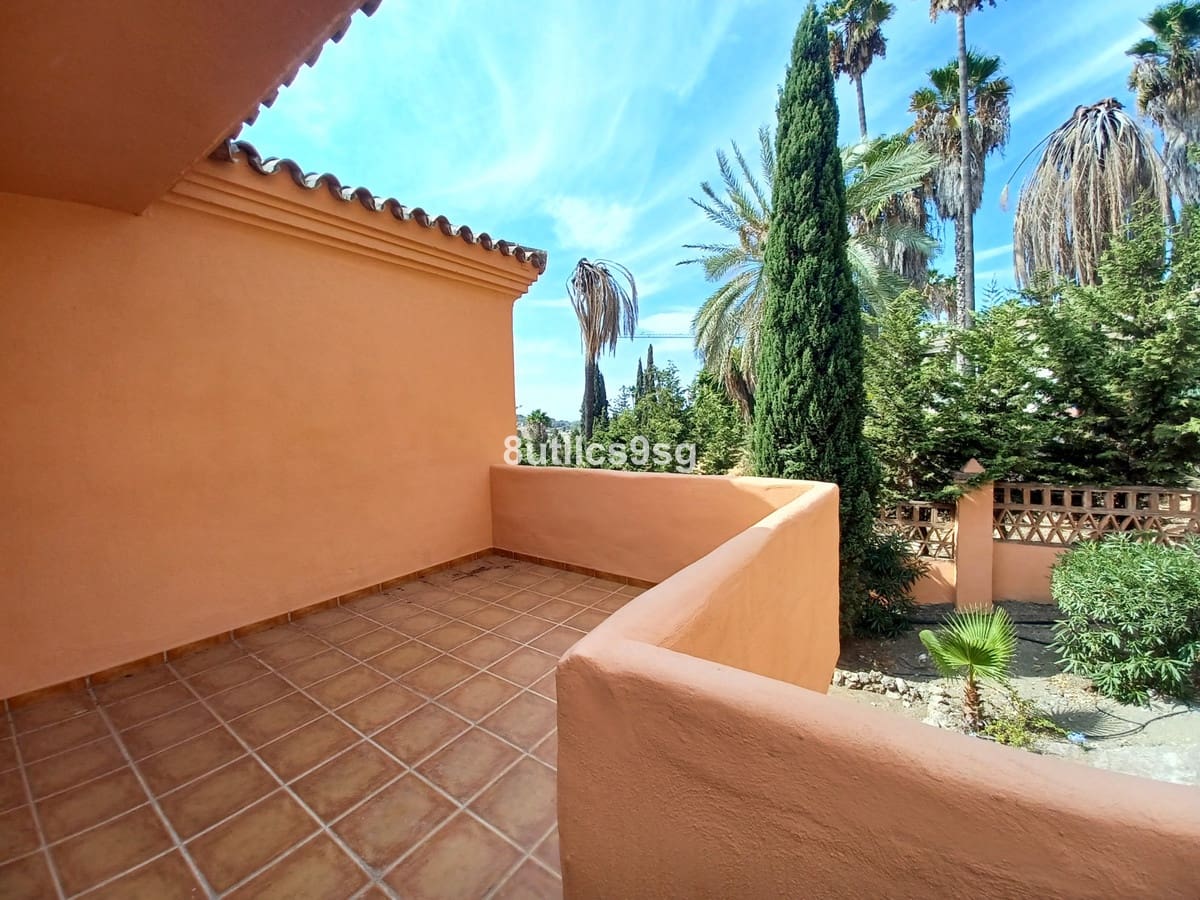 3 bedroom Apartment for sale in Benahavis with pool - € 415,000 (Ref: 9972089)