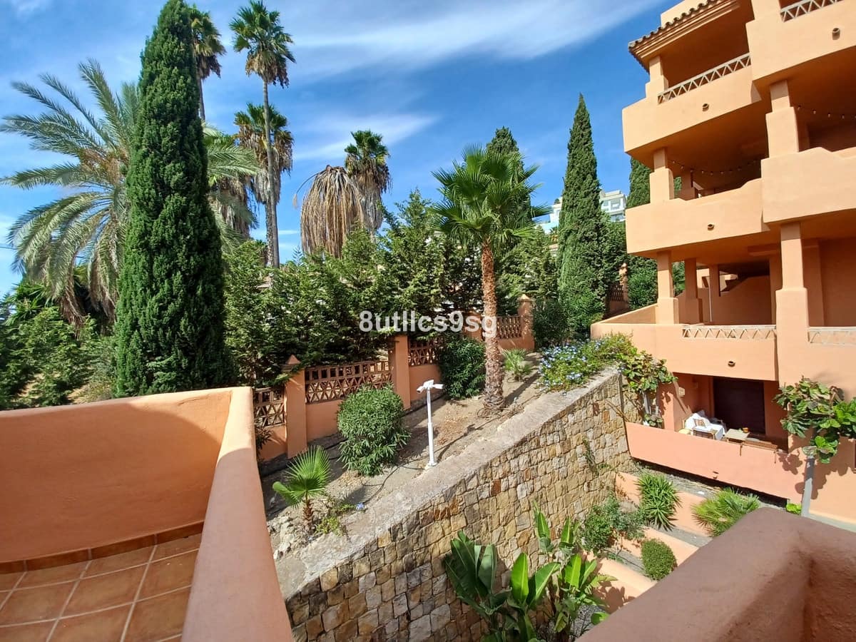 3 bedroom Apartment for sale in Benahavis with pool - € 415,000 (Ref: 9972089)