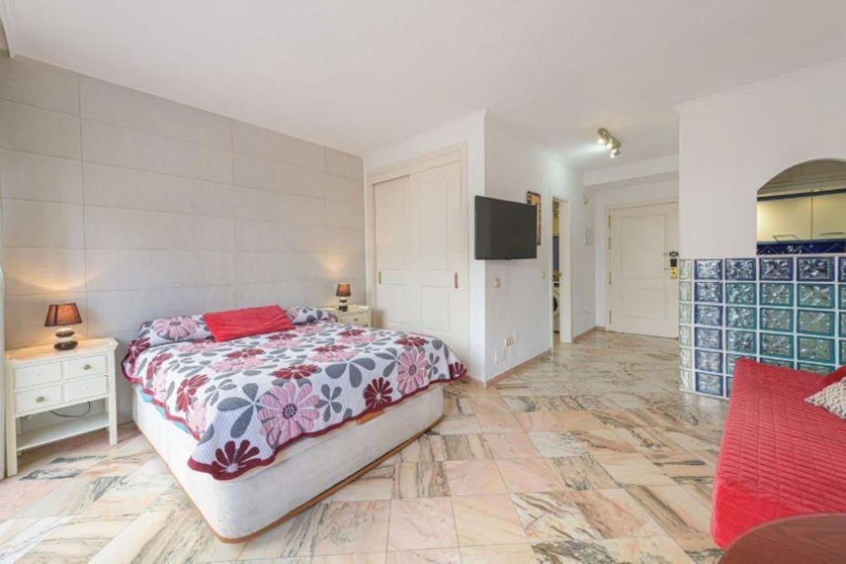1 bedroom Apartment for sale in Elviria with pool garage - € 370,000 (Ref: 9972095)