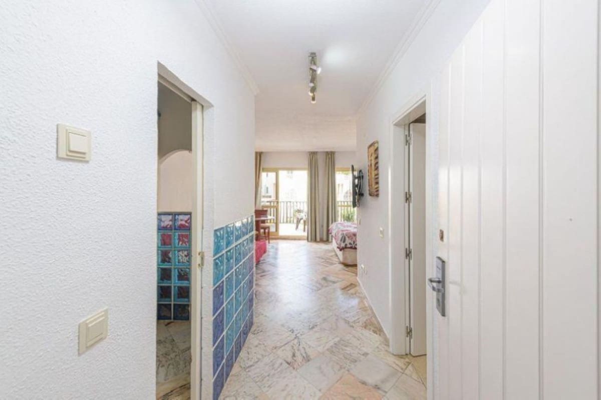 1 bedroom Apartment for sale in Elviria with pool garage - € 370,000 (Ref: 9972095)
