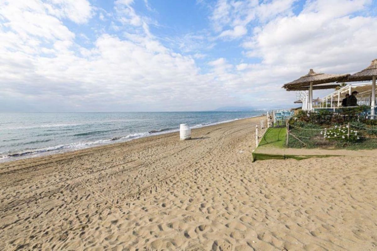 1 bedroom Apartment for sale in Elviria with pool garage - € 370,000 (Ref: 9972095)
