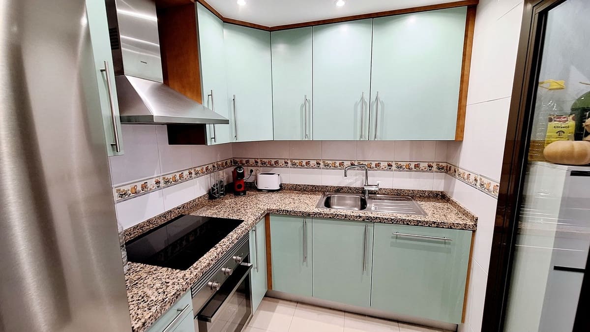 2 bedroom Apartment for sale in La Duquesa / Puerto de la Duquesa with pool - € 320,000 (Ref: 9972117)