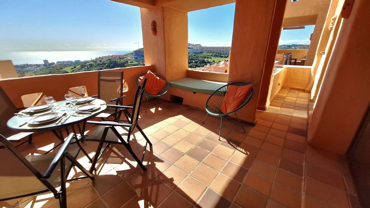 2 bedroom Apartment for sale in La Duquesa / Puerto de la Duquesa with pool - € 320,000 (Ref: 9972117)