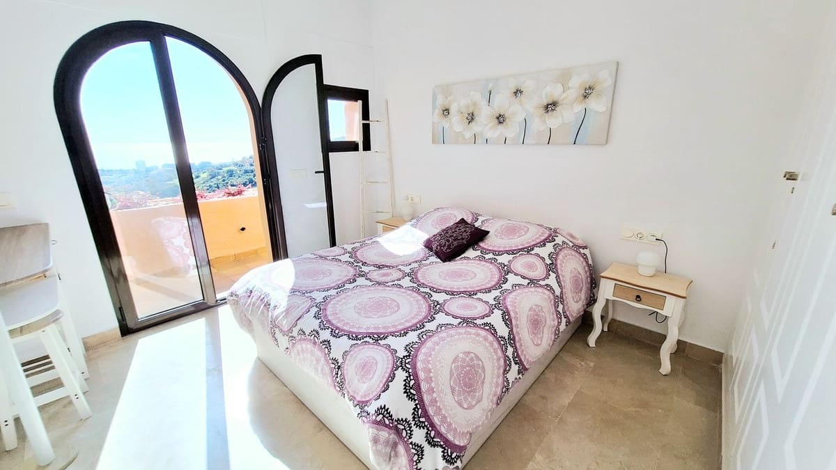 2 bedroom Apartment for sale in La Duquesa / Puerto de la Duquesa with pool - € 320,000 (Ref: 9972117)