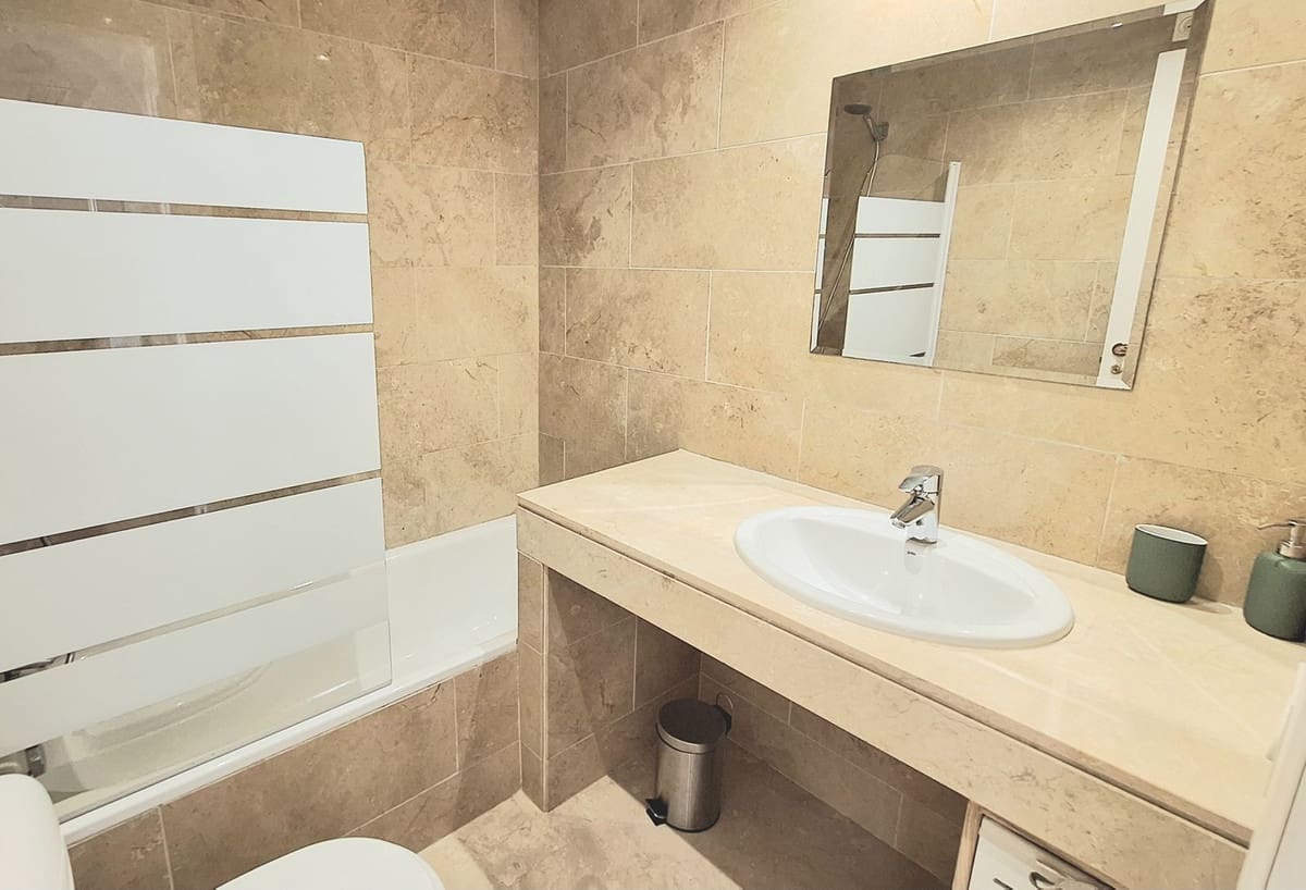 2 bedroom Apartment for sale in La Duquesa / Puerto de la Duquesa with pool - € 320,000 (Ref: 9972117)