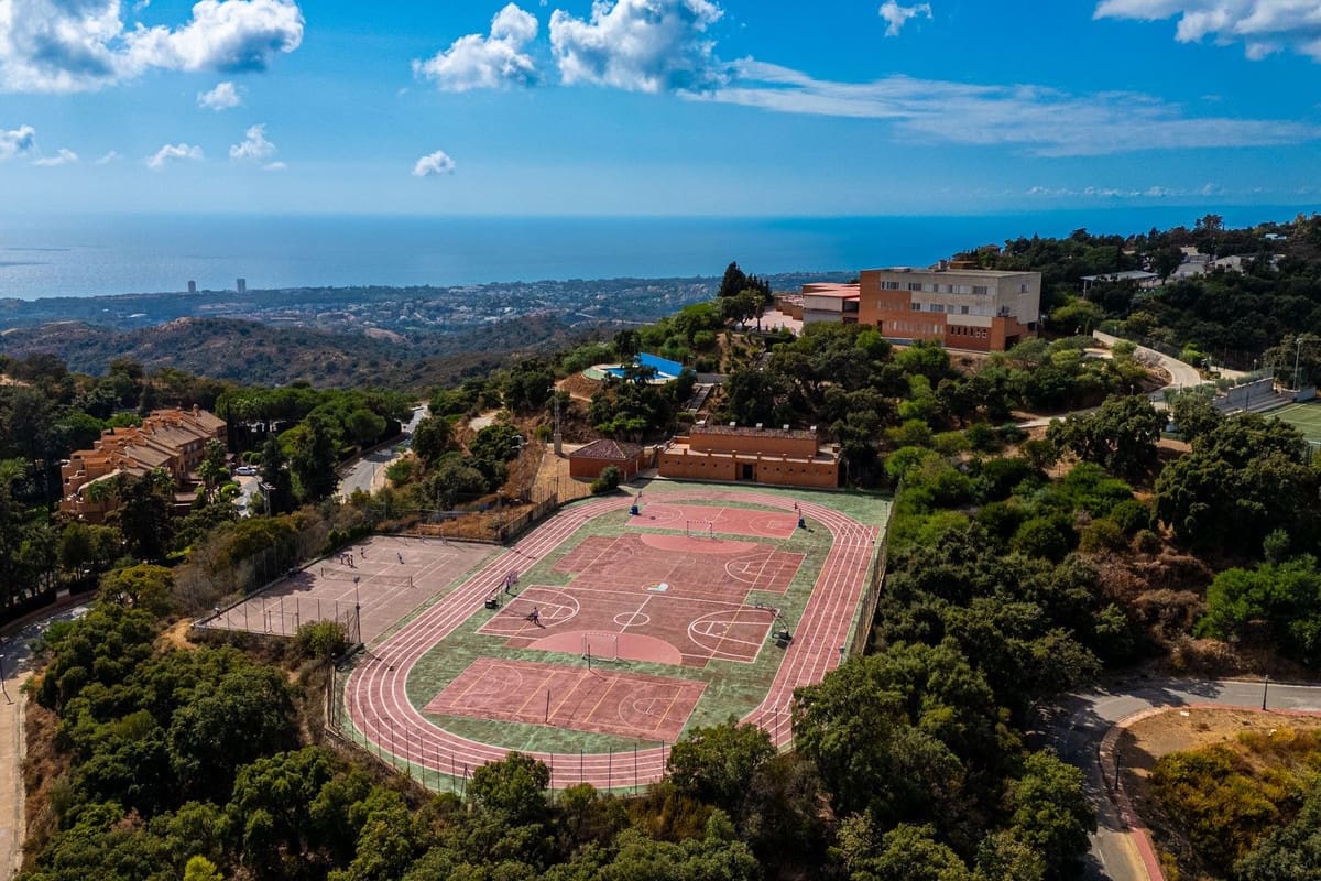 Apartamento de 2 habitaciones en La Mairena en venta con piscina garaje - 385.000 € (Ref: 9972121)