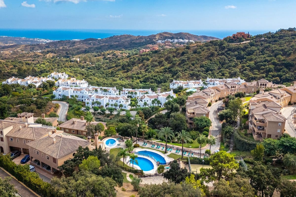 Apartamento de 2 habitaciones en La Mairena en venta con piscina garaje - 385.000 € (Ref: 9972121)