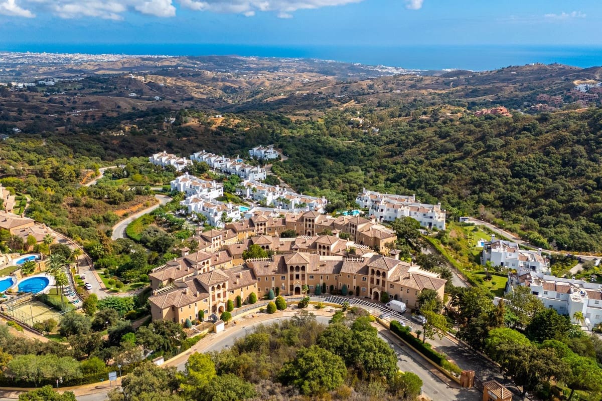 Apartamento de 2 habitaciones en La Mairena en venta con piscina garaje - 385.000 € (Ref: 9972121)