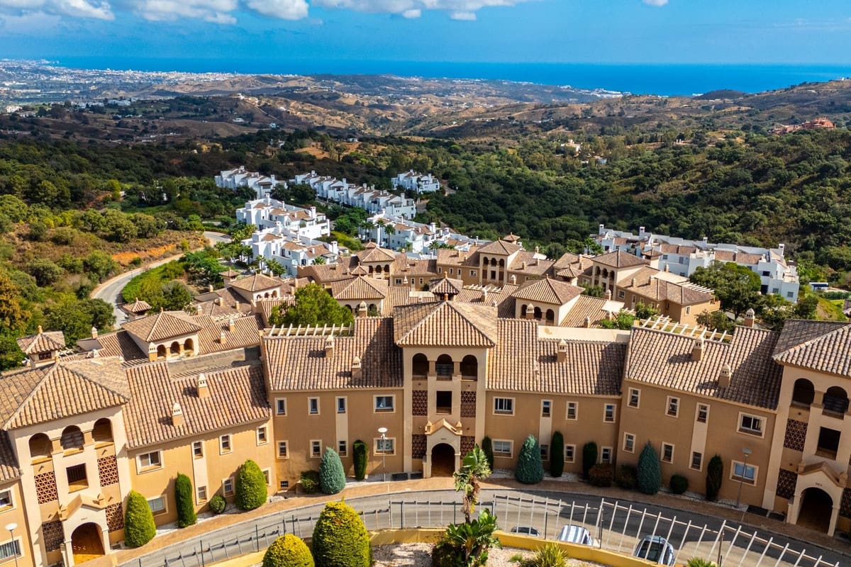 Apartamento de 2 habitaciones en La Mairena en venta con piscina garaje - 385.000 € (Ref: 9972121)