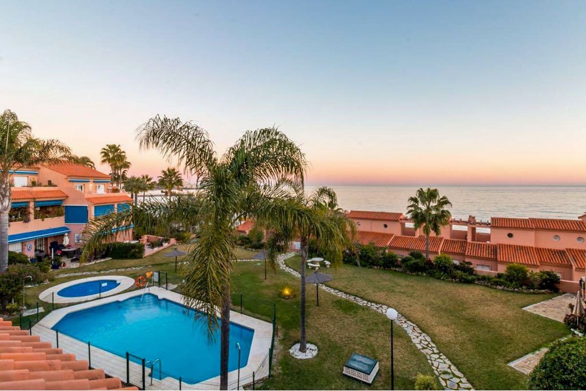 2 Zimmer Apartment zu verkaufen in Estepona mit Pool - 399.000 € (Ref: 9972124)