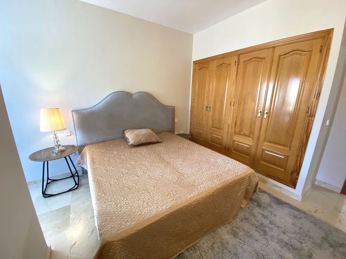 2 soveværelse Lejlighed til salg i Aloha Golf med swimmingpool - € 390.000 (Ref: 9972135)