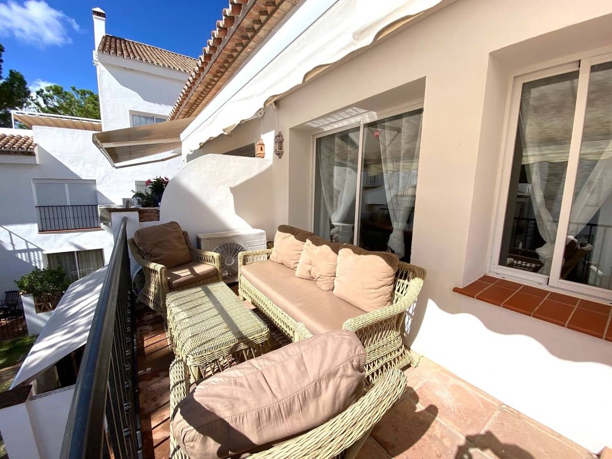 2 soveværelse Lejlighed til salg i Aloha Golf med swimmingpool - € 390.000 (Ref: 9972135)