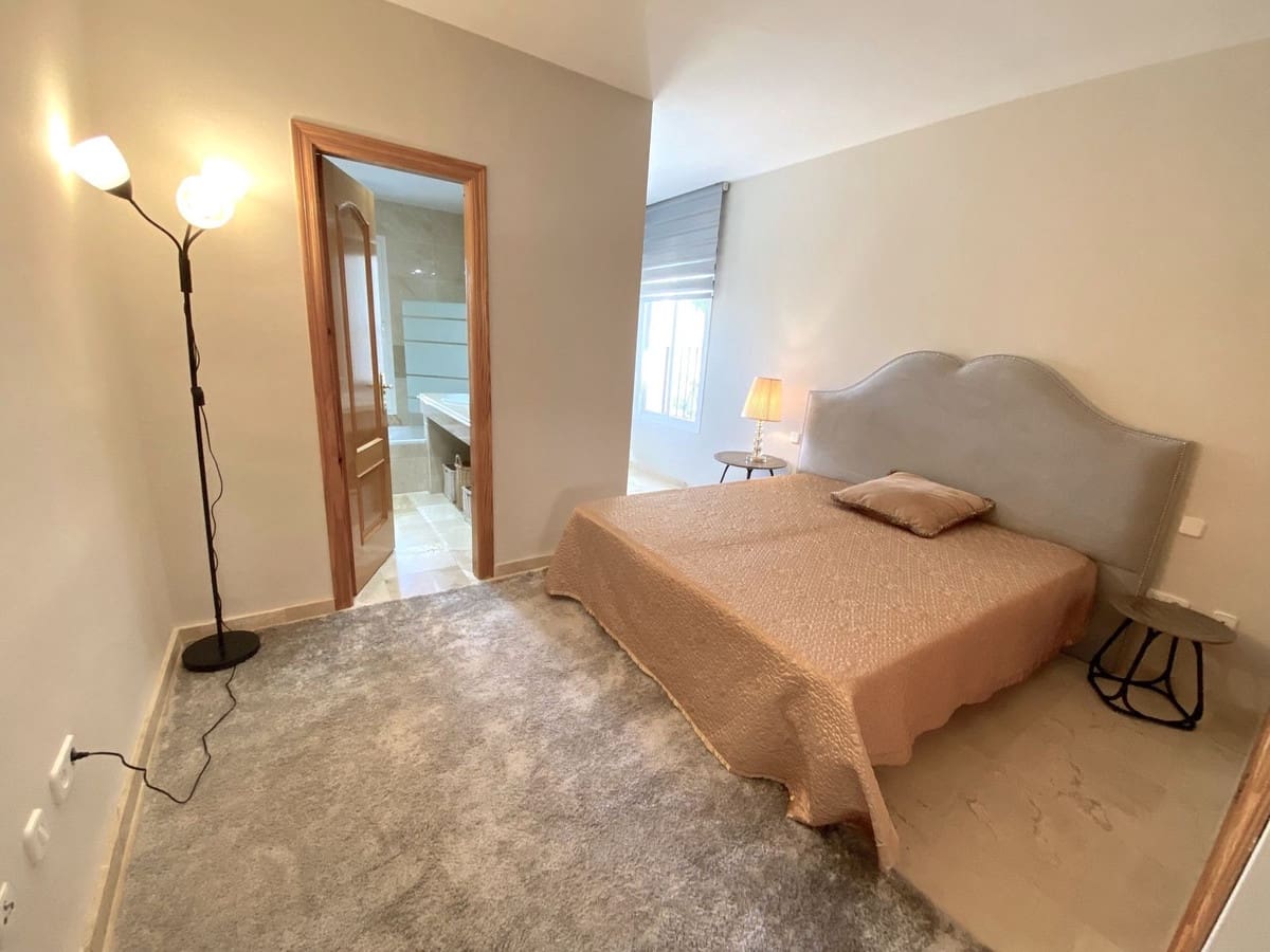 2 soveværelse Lejlighed til salg i Aloha Golf med swimmingpool - € 390.000 (Ref: 9972135)