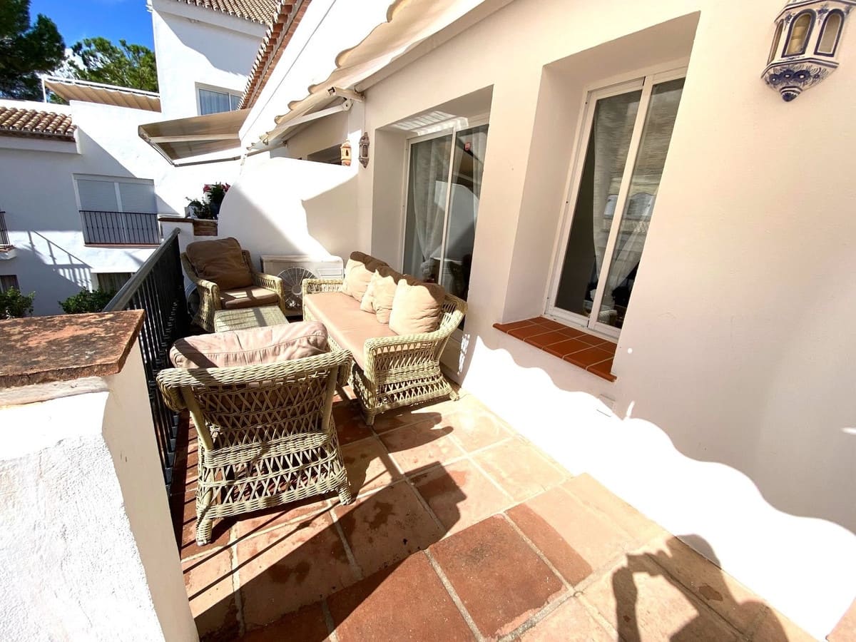2 soveværelse Lejlighed til salg i Aloha Golf med swimmingpool - € 390.000 (Ref: 9972135)