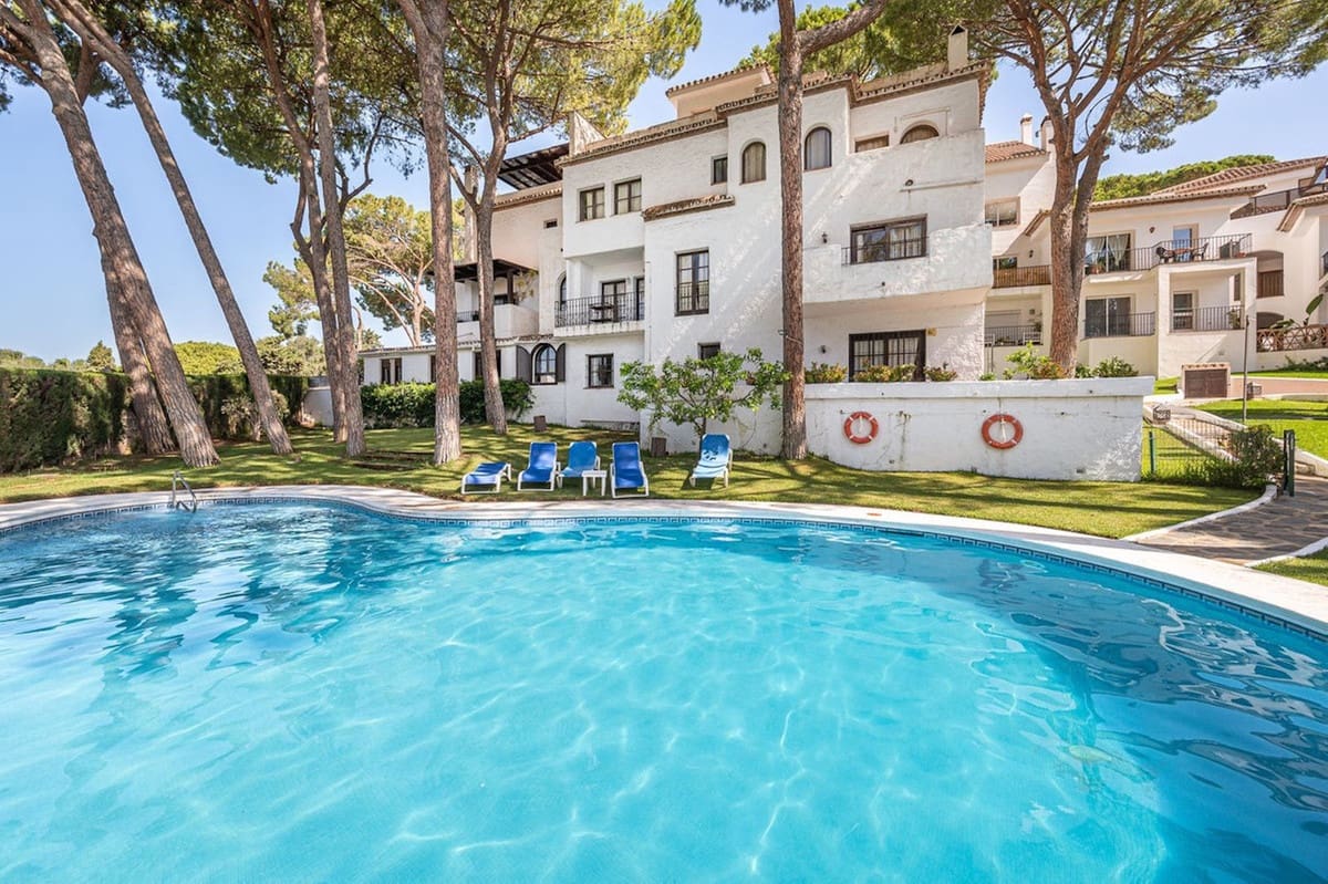 2 soveværelse Lejlighed til salg i Aloha Golf med swimmingpool - € 390.000 (Ref: 9972135)