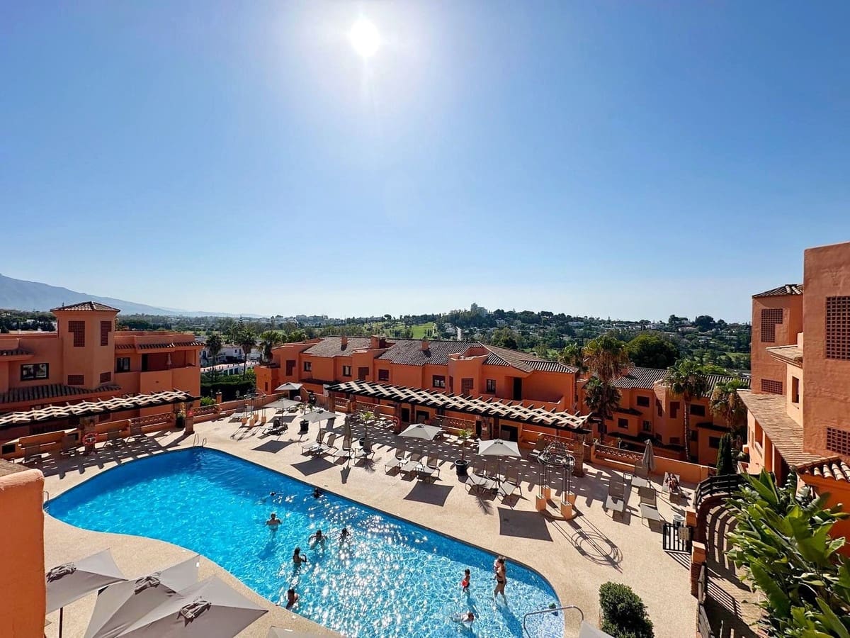 2 bedroom Apartment for sale in El Paraiso with pool - € 310,000 (Ref: 9972143)