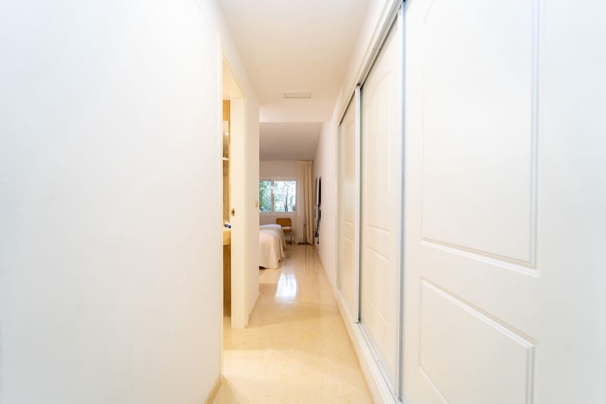 2 bedroom Apartment for sale in Elviria with pool garage - € 367,000 (Ref: 9972151)