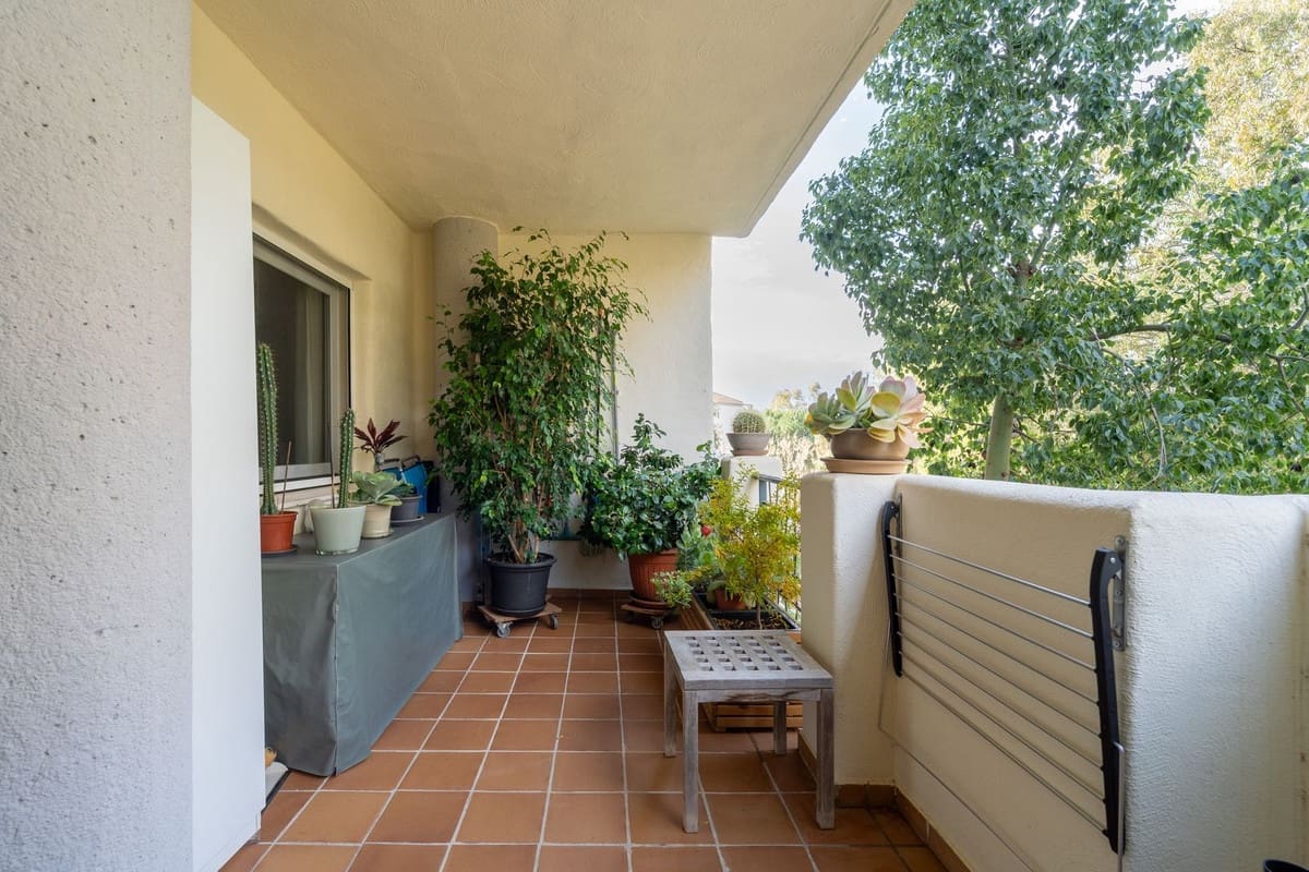 2 bedroom Apartment for sale in Elviria with pool garage - € 367,000 (Ref: 9972151)