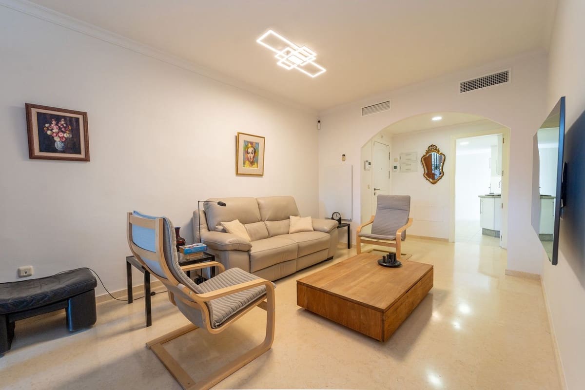 2 bedroom Apartment for sale in Elviria with pool garage - € 367,000 (Ref: 9972151)