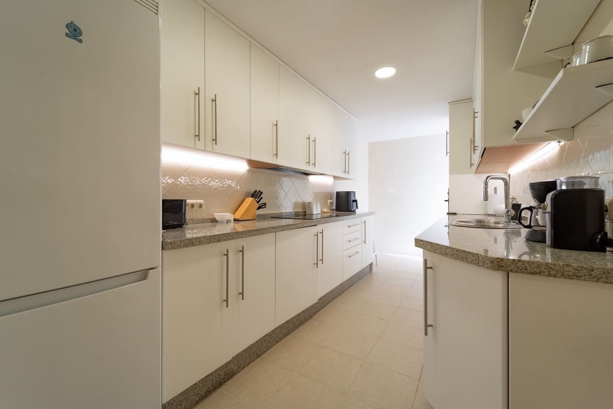 2 bedroom Apartment for sale in Elviria with pool garage - € 367,000 (Ref: 9972151)