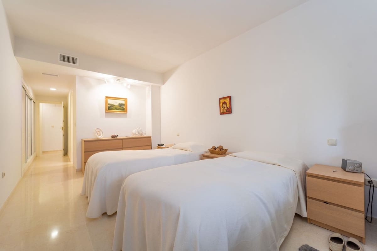 2 bedroom Apartment for sale in Elviria with pool garage - € 367,000 (Ref: 9972151)