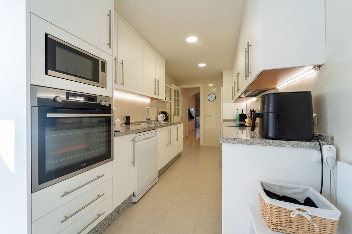 2 bedroom Apartment for sale in Elviria with pool garage - € 367,000 (Ref: 9972151)