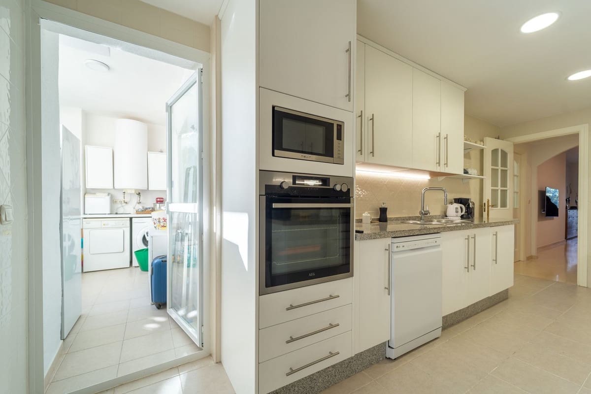2 bedroom Apartment for sale in Elviria with pool garage - € 367,000 (Ref: 9972151)