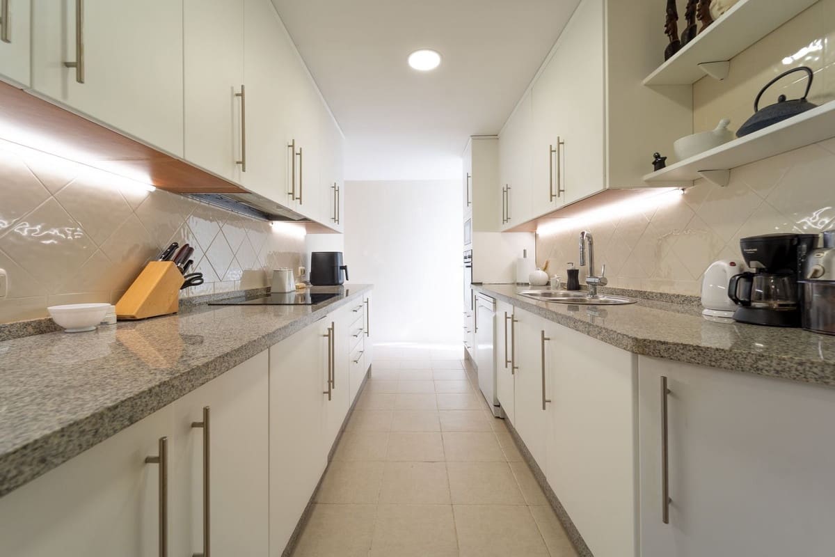2 bedroom Apartment for sale in Elviria with pool garage - € 367,000 (Ref: 9972151)