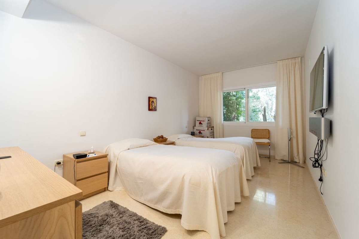 2 bedroom Apartment for sale in Elviria with pool garage - € 367,000 (Ref: 9972151)
