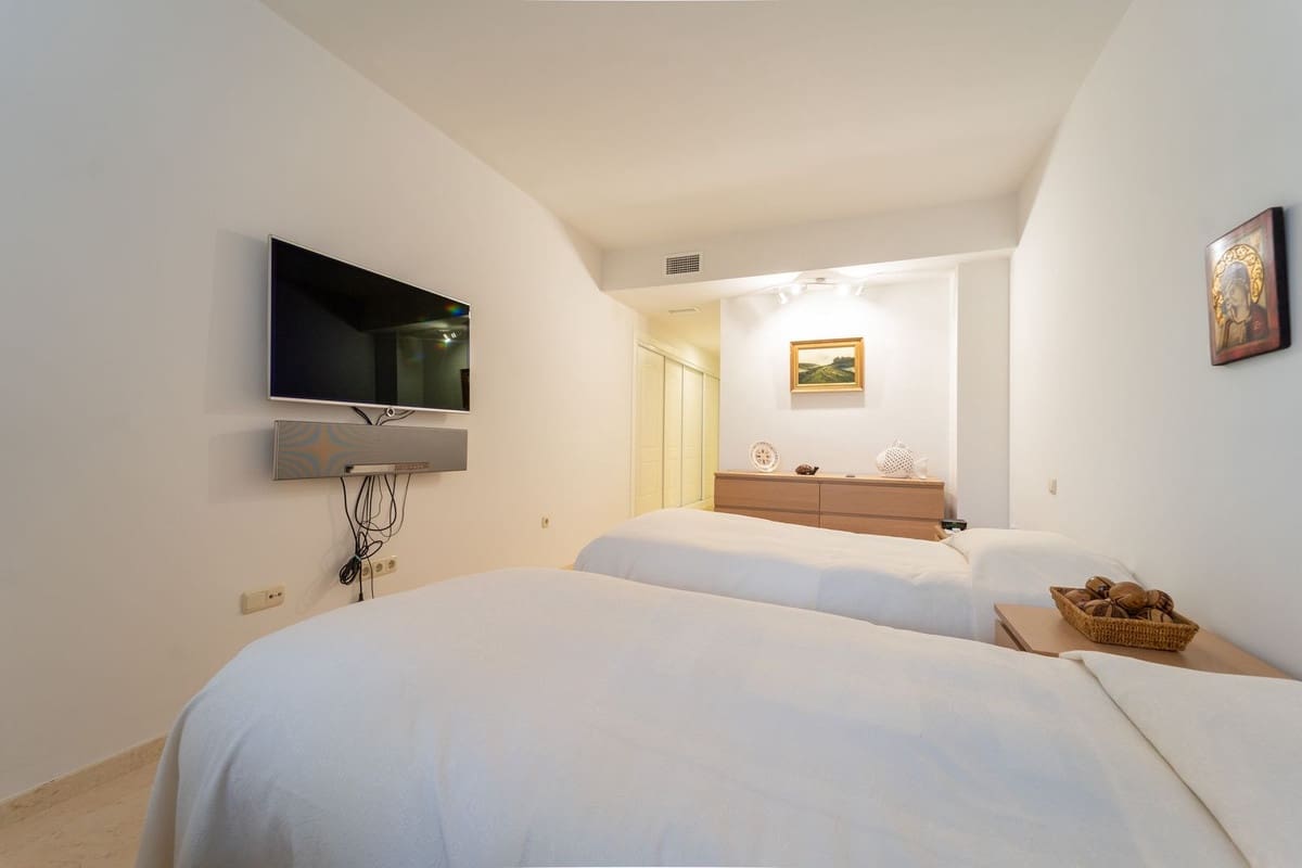 2 bedroom Apartment for sale in Elviria with pool garage - € 367,000 (Ref: 9972151)