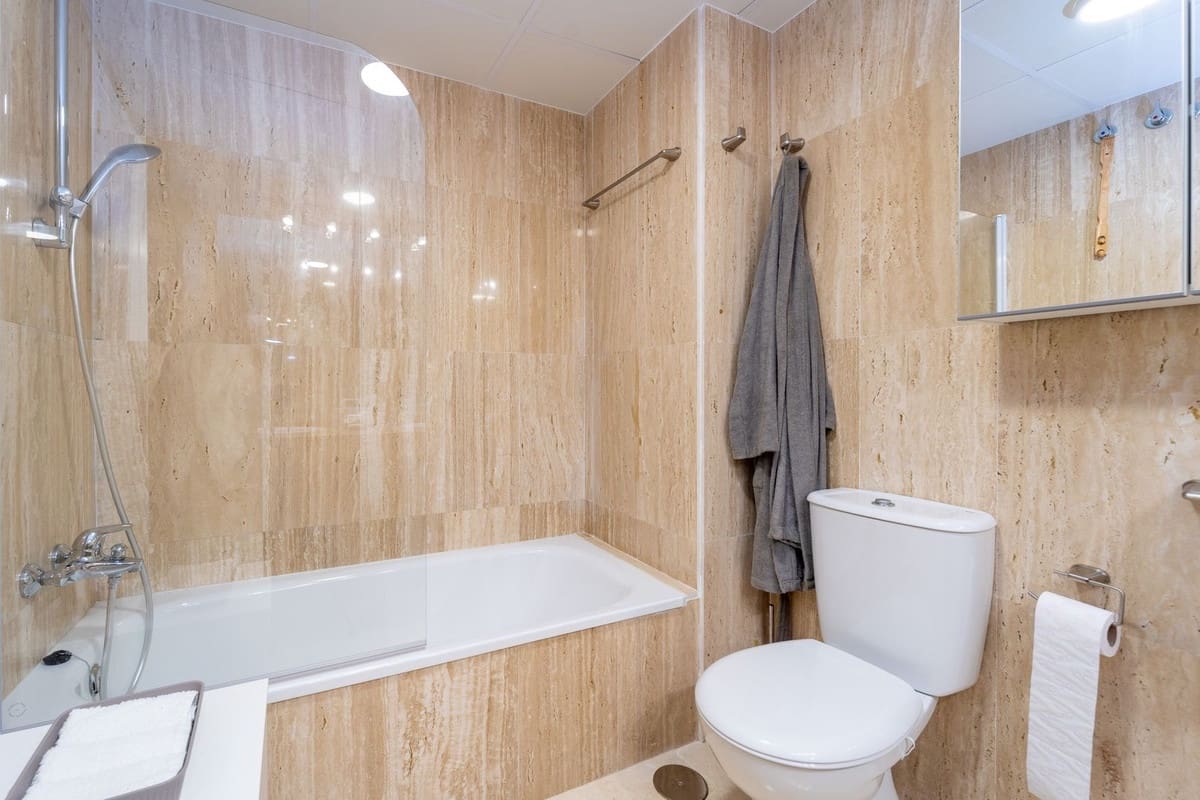 2 bedroom Apartment for sale in Elviria with pool garage - € 367,000 (Ref: 9972151)