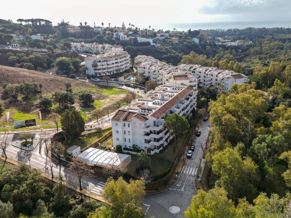 2 bedroom Apartment for sale in Elviria with pool garage - € 367,000 (Ref: 9972151)