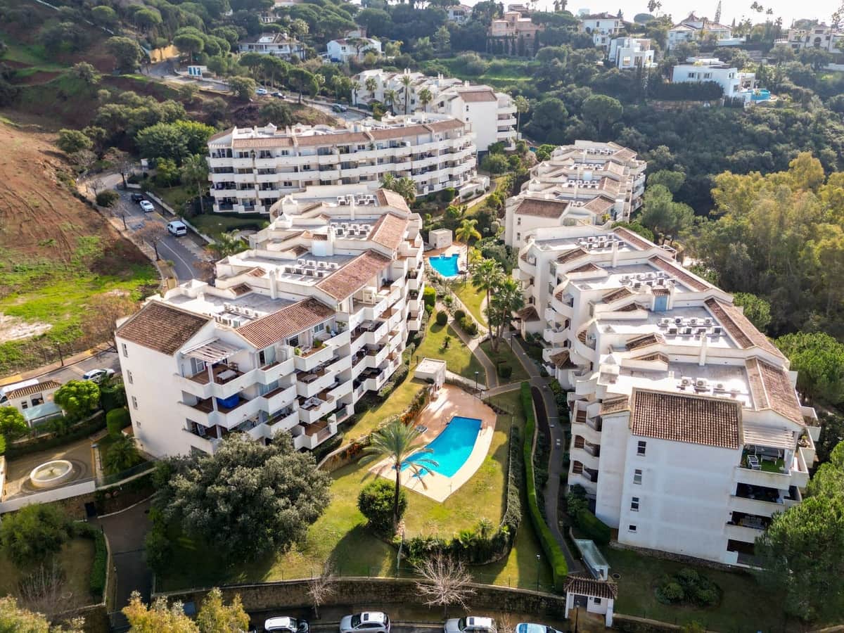 2 bedroom Apartment for sale in Elviria with pool garage - € 367,000 (Ref: 9972151)