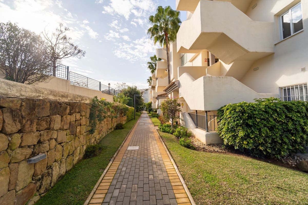 2 bedroom Apartment for sale in Elviria with pool garage - € 367,000 (Ref: 9972151)