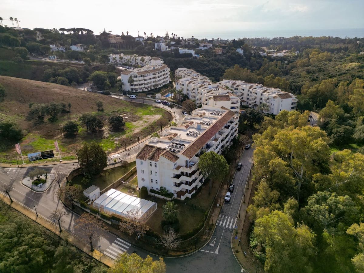 2 bedroom Apartment for sale in Elviria with pool garage - € 367,000 (Ref: 9972151)