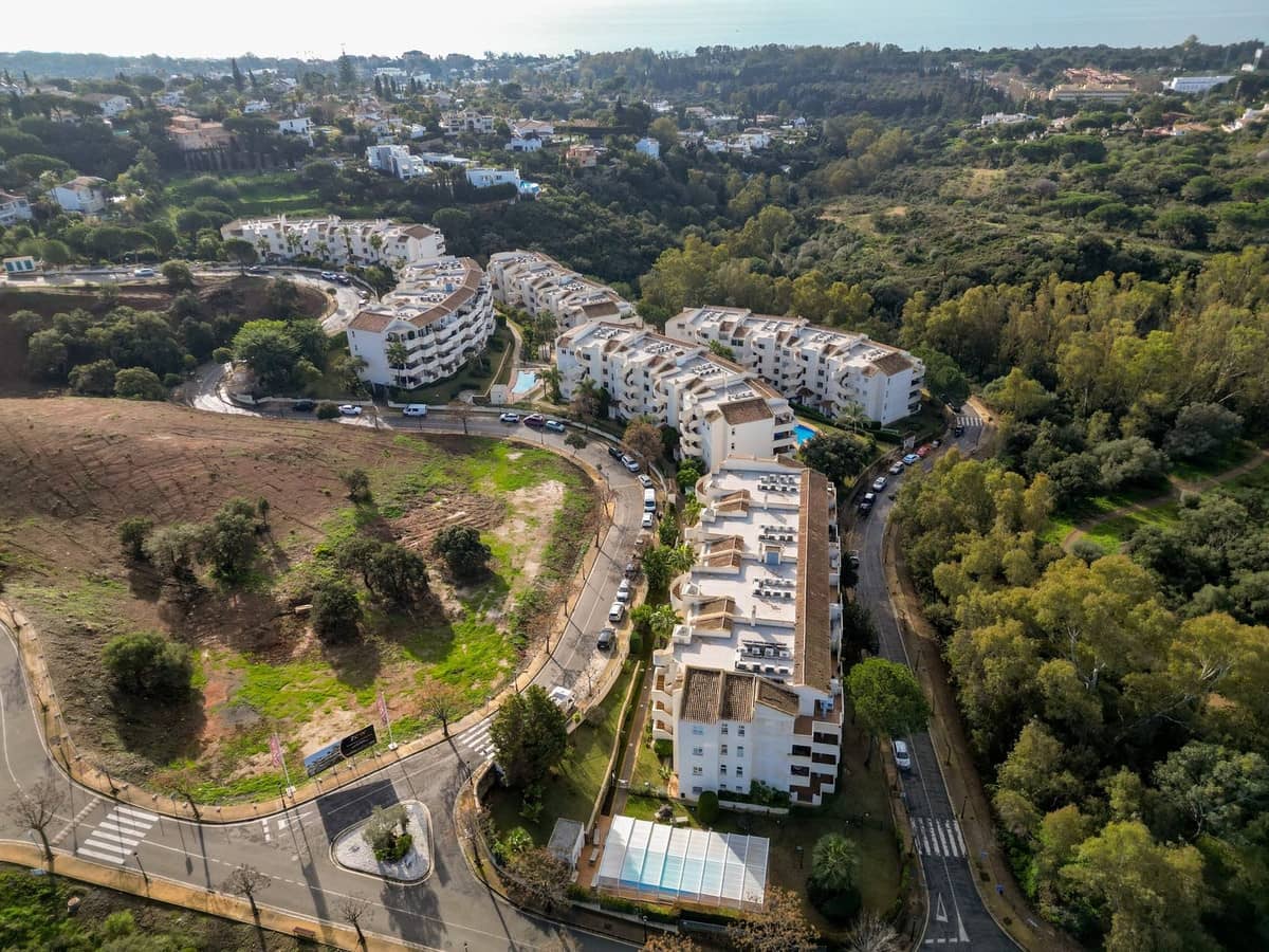 2 bedroom Apartment for sale in Elviria with pool garage - € 367,000 (Ref: 9972151)