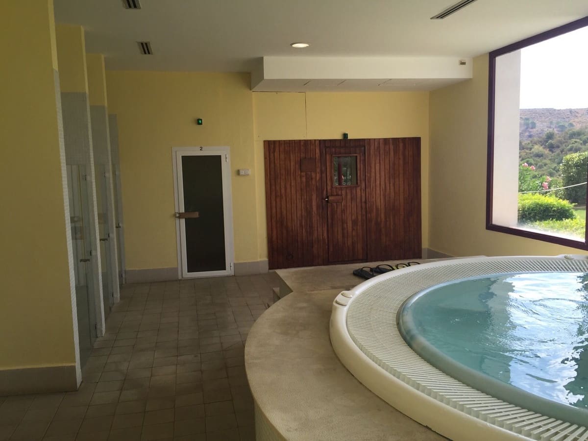 2 sovrum Lägenhet till salu i Benahavis med pool garage - 370 000 € (Ref: 9972152)