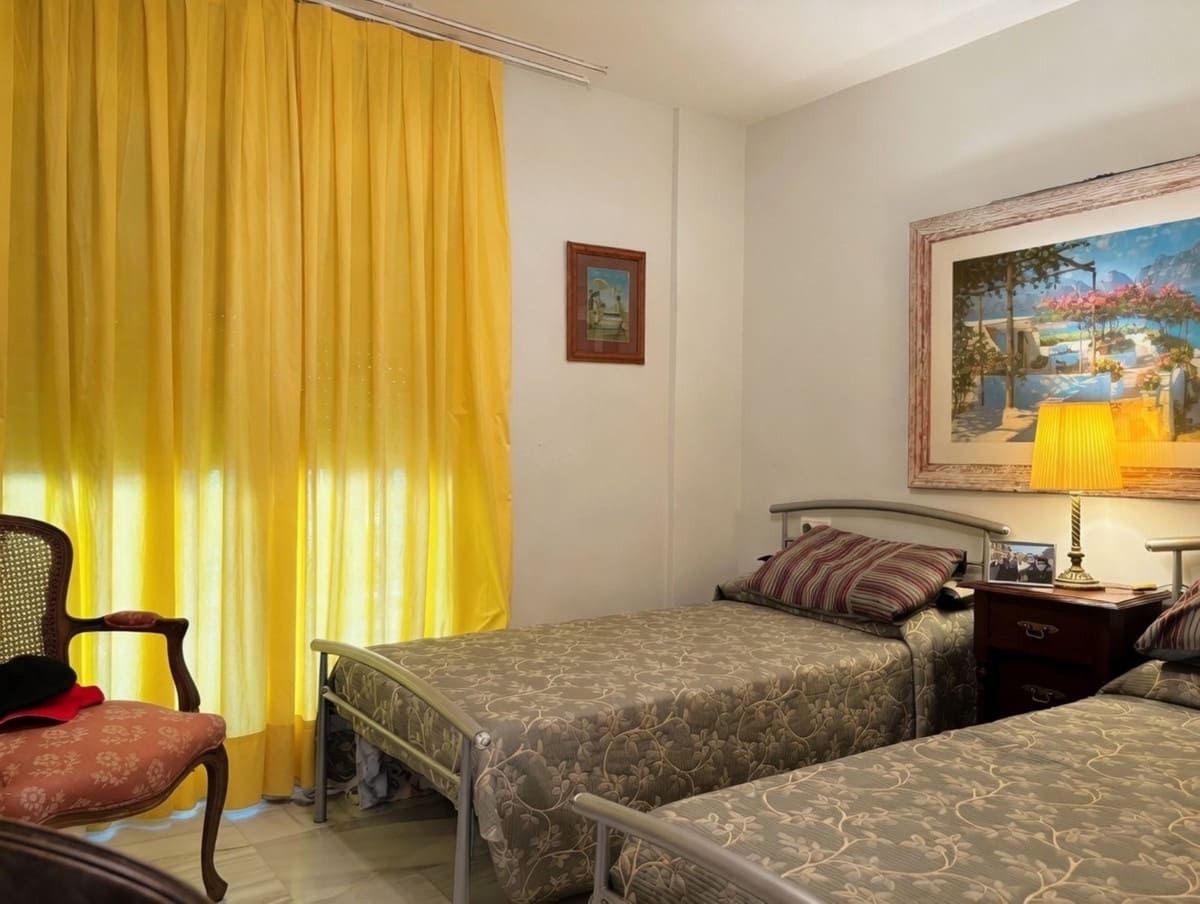 2 bedroom Apartment for sale in Calahonda with pool - € 340,000 (Ref: 9972156)
