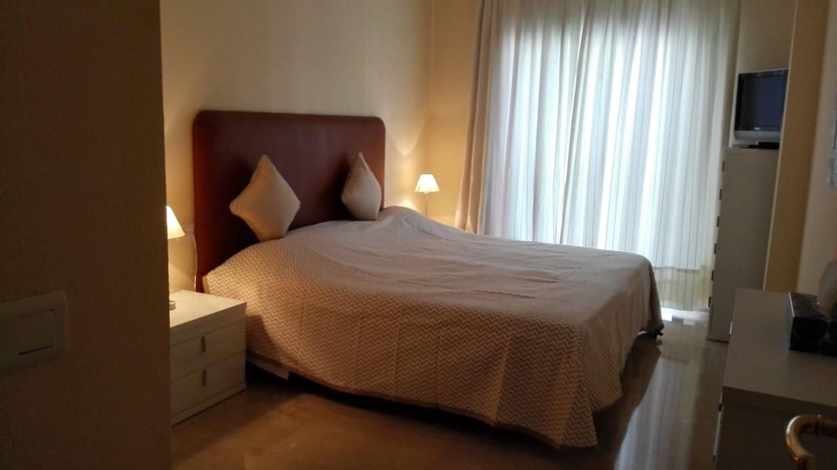 1 bedroom Apartment for sale in La Duquesa / Puerto de la Duquesa with pool - € 305,000 (Ref: 9972171)