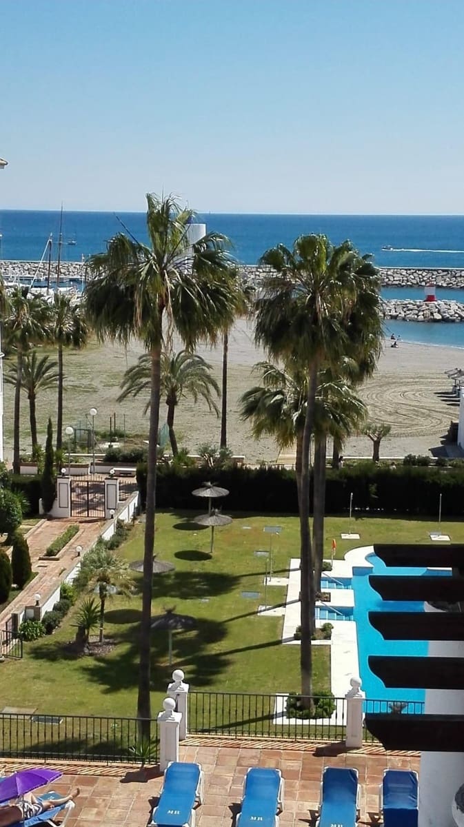 1 bedroom Apartment for sale in La Duquesa / Puerto de la Duquesa with pool - € 305,000 (Ref: 9972171)
