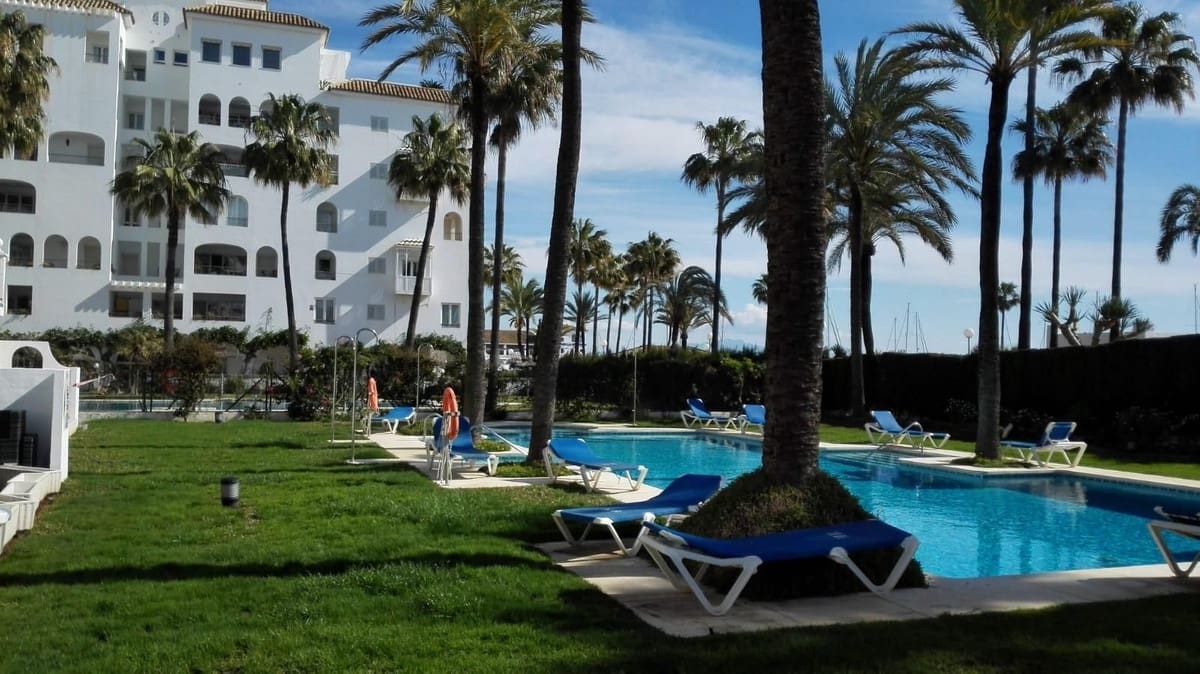 1 bedroom Apartment for sale in La Duquesa / Puerto de la Duquesa with pool - € 305,000 (Ref: 9972171)