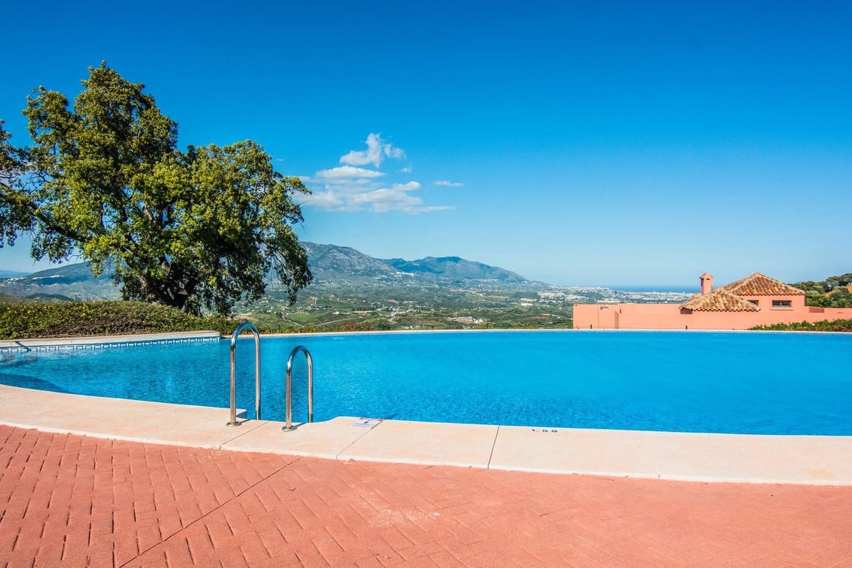 2 soveværelse Lejlighed til salg i La Mairena med swimmingpool garage - € 449.000 (Ref: 9972552)