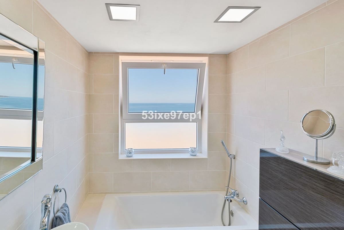2 bedroom Townhouse for sale in Fuengirola with pool - € 439,000 (Ref: 9972573)