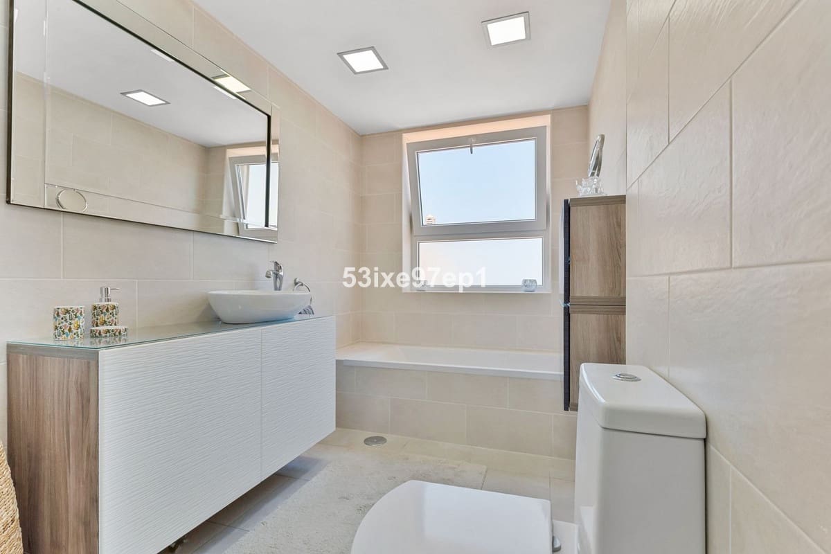 2 bedroom Townhouse for sale in Fuengirola with pool - € 439,000 (Ref: 9972573)