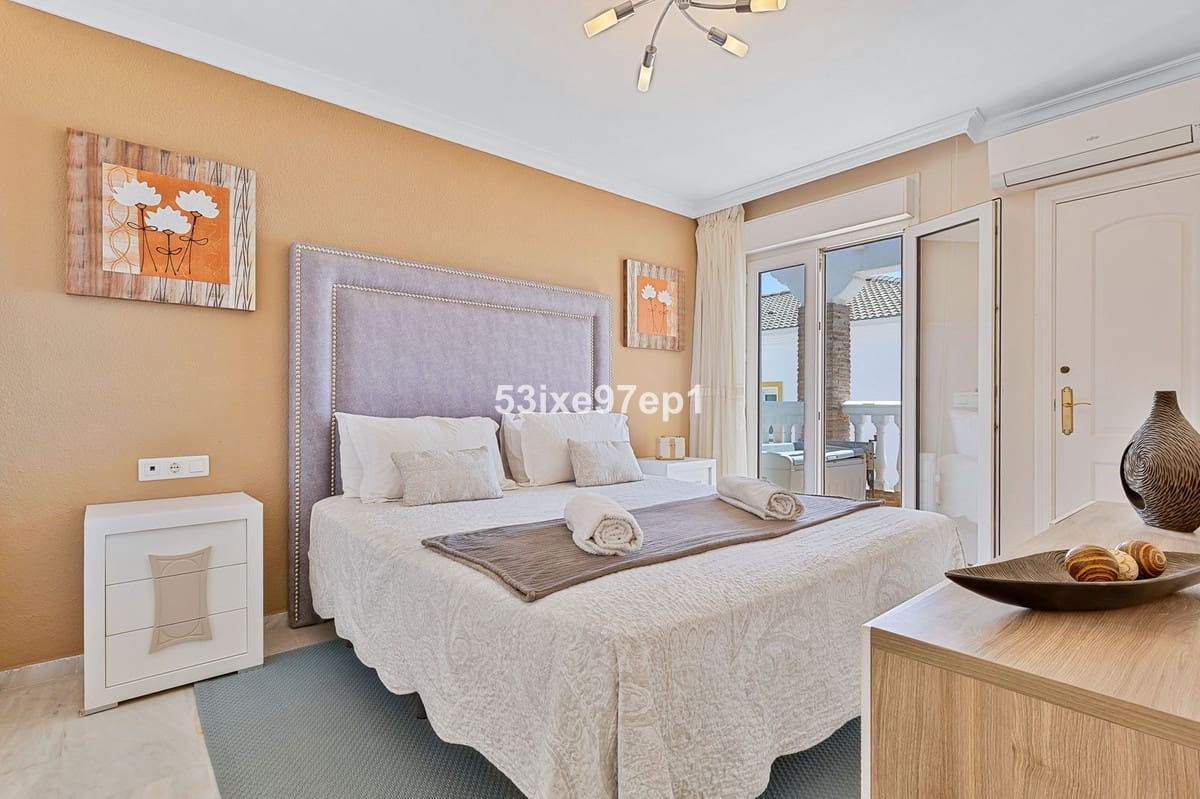 2 bedroom Townhouse for sale in Fuengirola with pool - € 439,000 (Ref: 9972573)