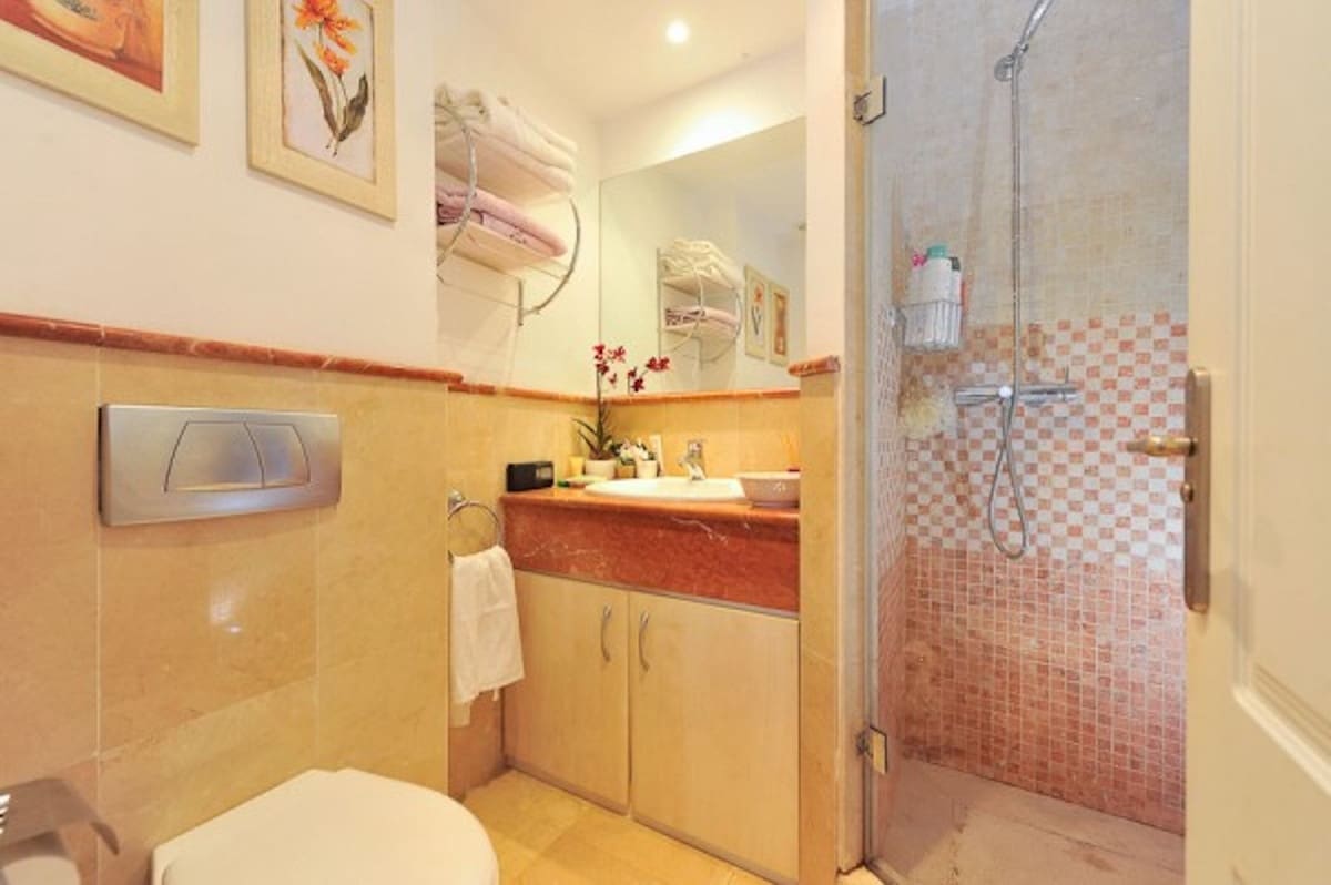 2 bedroom Apartment for sale in Calahonda with pool - € 445,000 (Ref: 9972576)